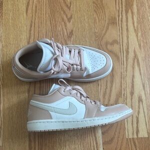 Nike Low-Top Sneakers in White and Brown